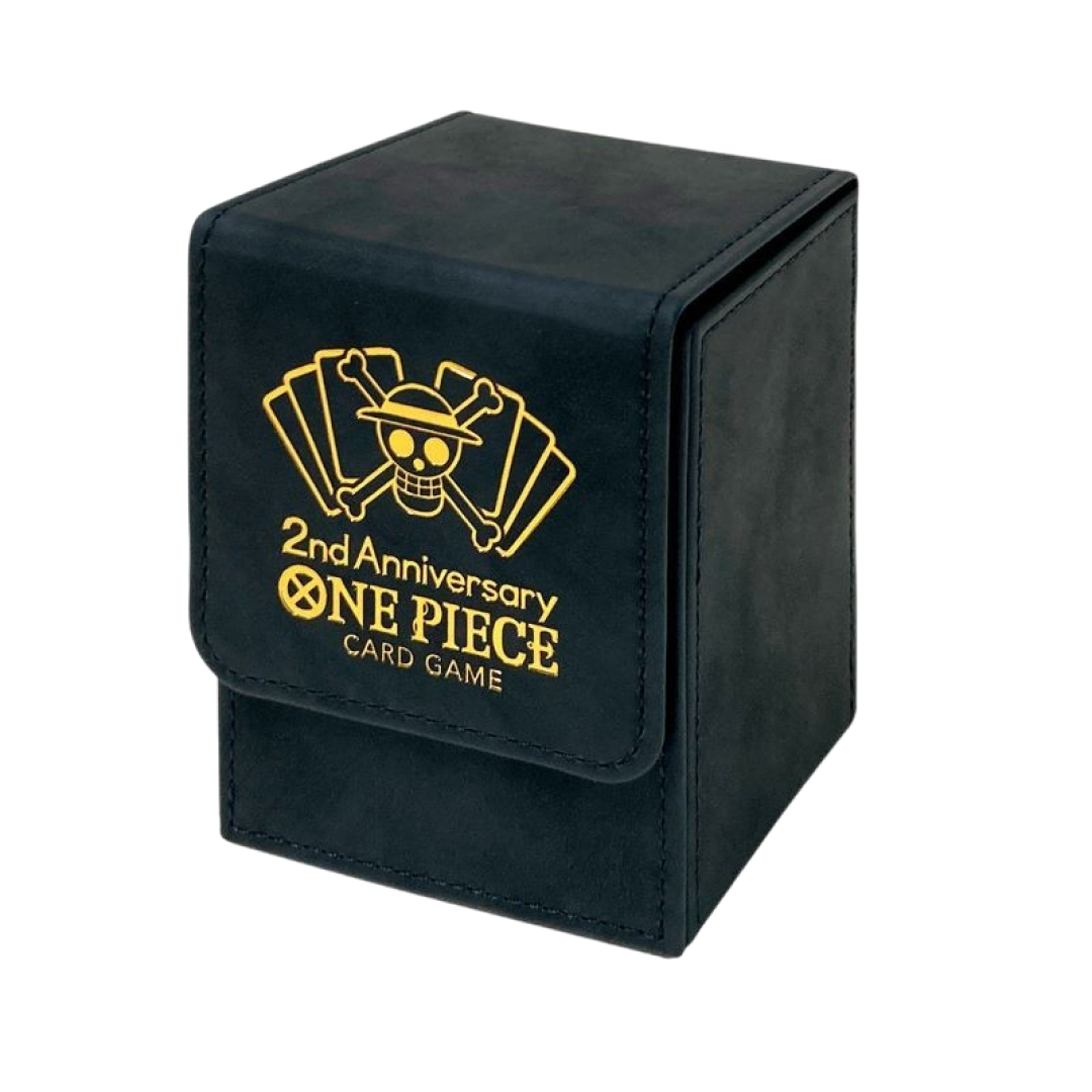 Porta mazzo deluxe in similpelle nera con logo dorato del One Piece Card Game, incluso nell’anniversary set.