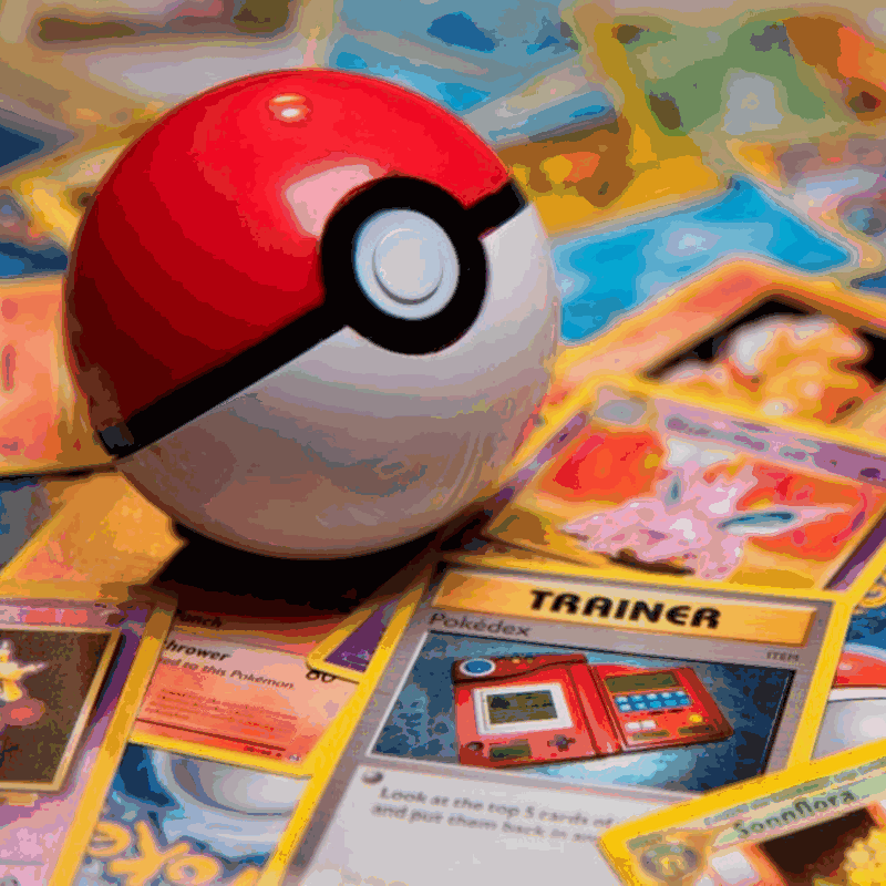 carte pokemon insieme ad una pokeball