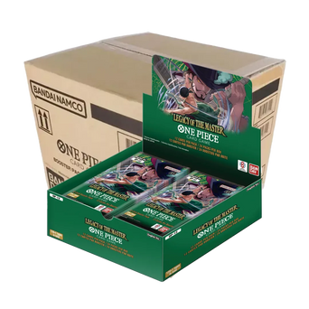 Case One Piece Card Game OP-12 Legacy of the Master con scatola di spedizione Bandai Namco sullo sfondo e box espositore verde aperto contenente bustine di carte da gioco illustrate con un personaggio di One Piece.