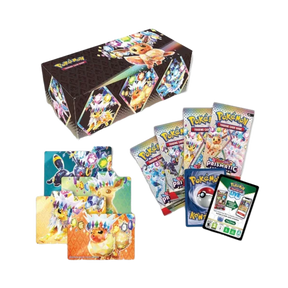 Immagine che mostra il cofanetto da collezione, 4 buste dell'espansione Scarlatto e Violetto: Evoluzioni Prismatiche, carte promozionali, divisori e codice per il GCC Pokémon Live.

