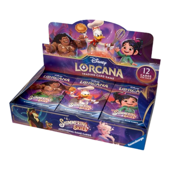 Display di Lorcana: Shimmering Skies contenente 24 buste di carte, con immagini di Vanellope, Maui, Paperino, e altri personaggi Disney.