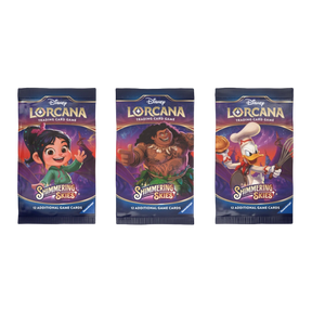 Visuale frontale di tre pacchetti booster di Lorcana: Shimmering Skies, ognuno raffigurante personaggi Disney iconici.