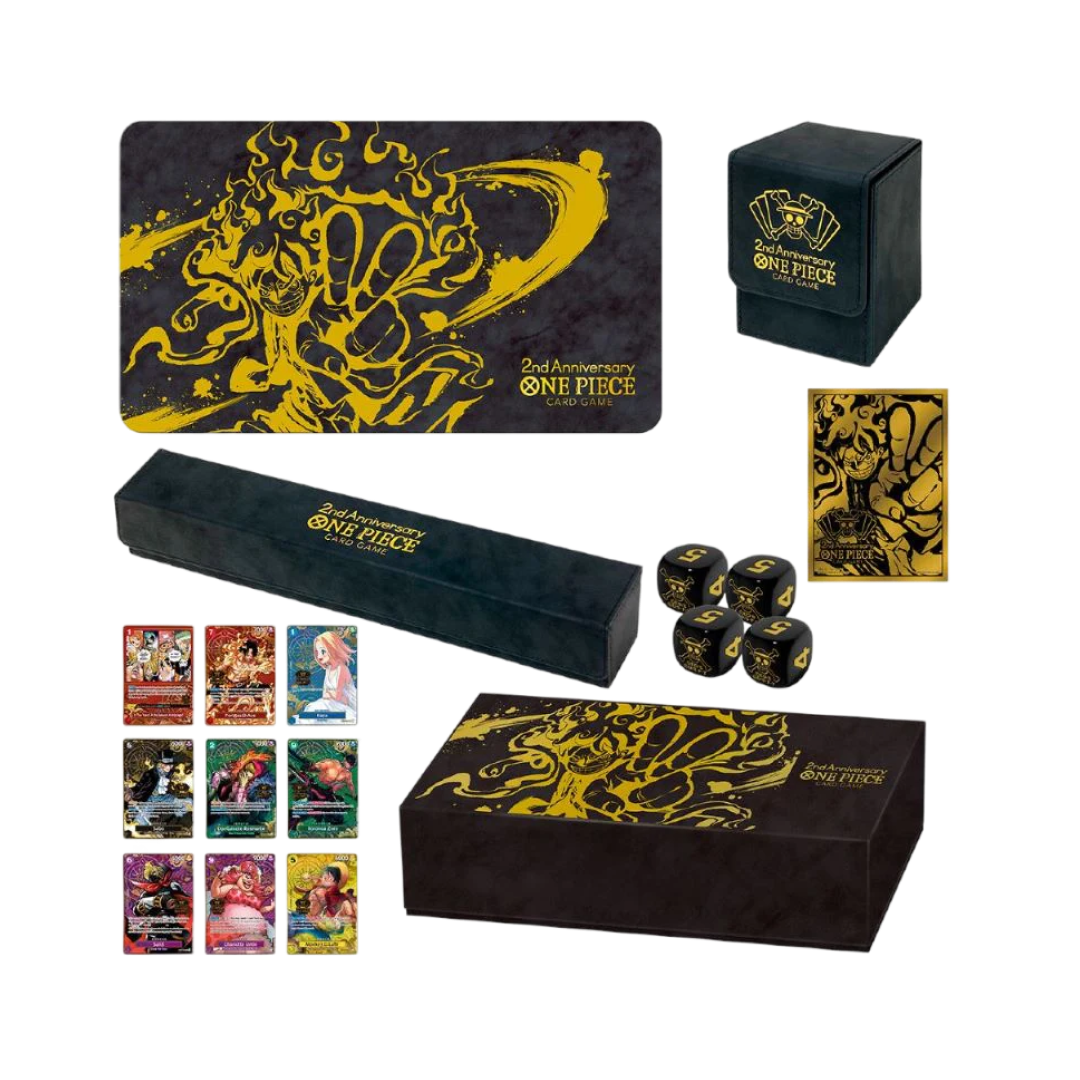 Contenuto completo del 2nd Anniversary Set con playmat, deck box, storage box, dadi, e carte esclusive.