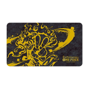 Playmat in edizione limitata con illustrazione dorata di Luffy in Gear 5, incluso nel set del secondo anniversario.