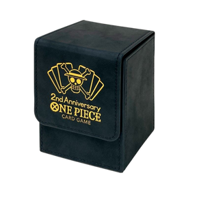 Porta mazzo deluxe in similpelle nera con logo dorato del One Piece Card Game, incluso nell’anniversary set.