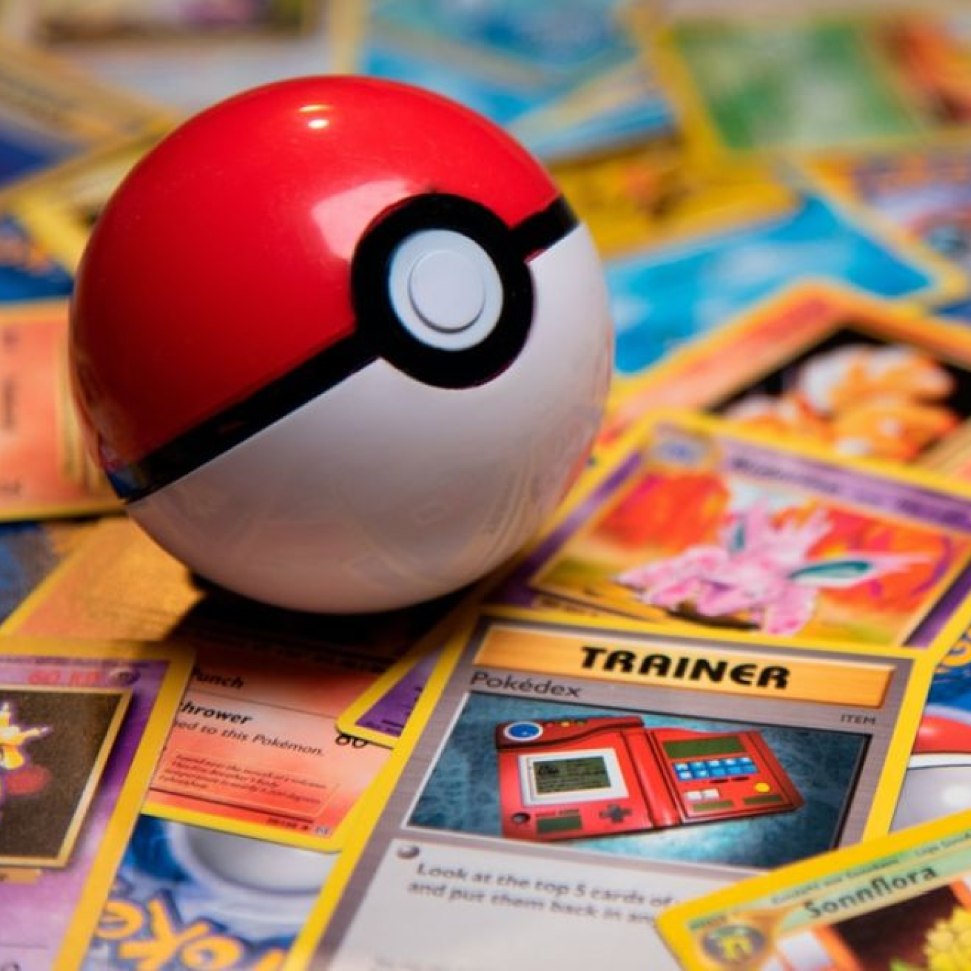 carte pokemon insieme ad una pokeball